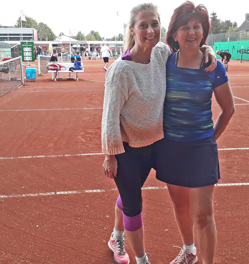 2 Damen vor einem Tennisplatz