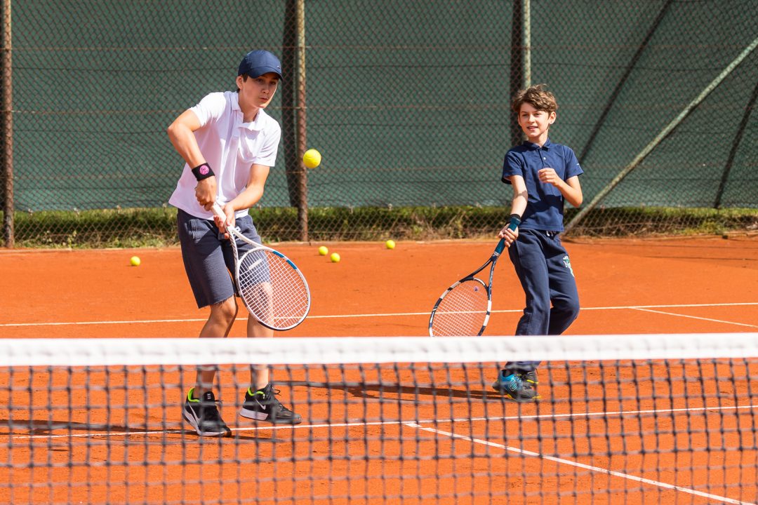 Kinder beim Tennis Training