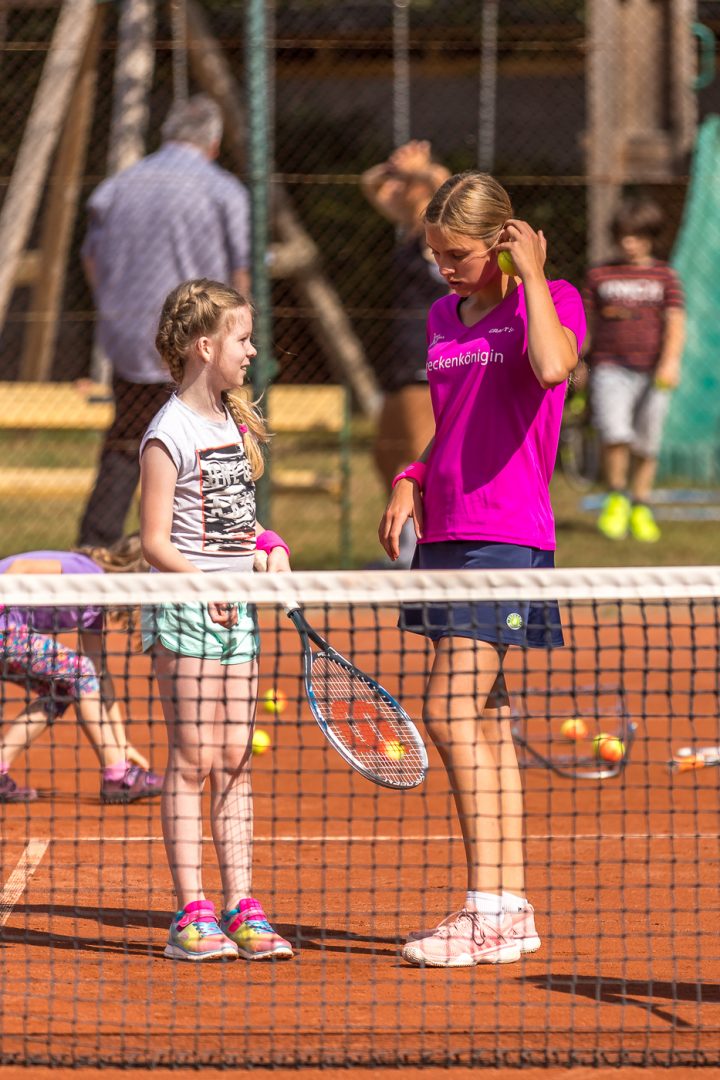 Gruppe Kinder auf einem Tennisplatz